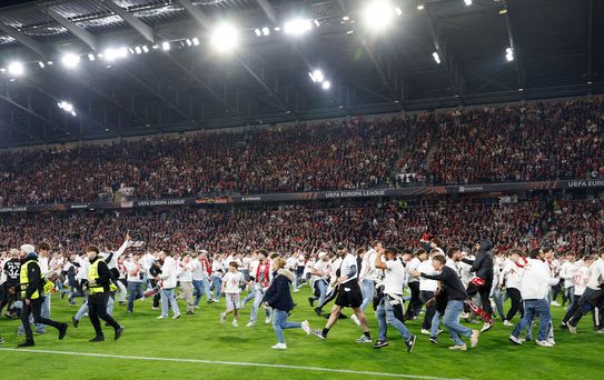 Şampiyonluk kutlaması değil! Maç biter bitmez yüzlerce taraftar sahaya girdi