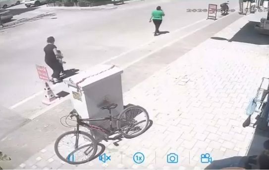 Adana'da Çocuğa Sokak Ortasında Şiddet