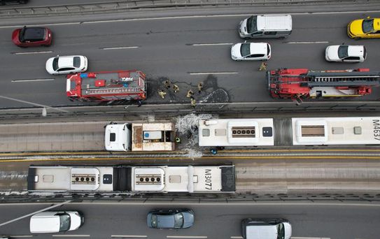 Avcılar'da metrobüsün motoru alev aldı, yolcular tahliye edildi