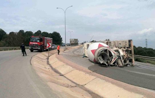 İnegöl'de Beton Mikseri Devrildi: Sürücü Yaralı