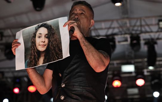 Haluk Levent, konserde Gülistan Doku'nun posteri açıp şarkı seslendirdi
