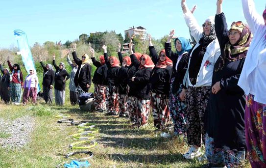 Kadınlar şalvarlarıyla spor yaptı, ortaya renkli kareler çıktı