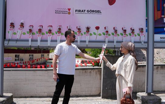Büyükşehir’den Anneler Günü’nde duygu dolu jest: Şehir kırmızı güllerle süslendi
