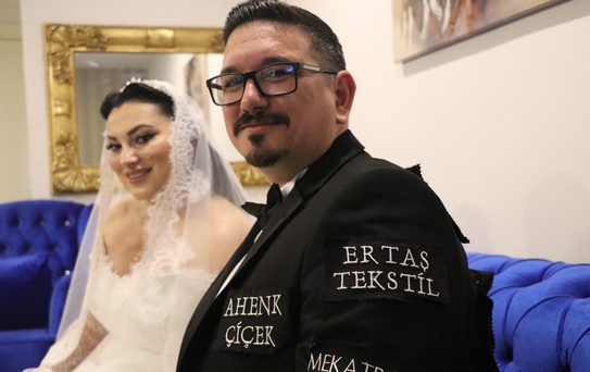 Düğün masrafını düşürmek için damatlığına reklam aldı