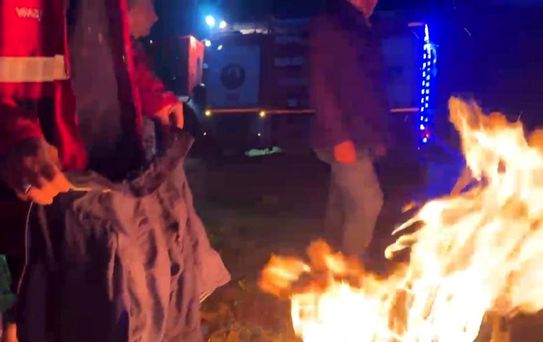 Elazığ'da yangına giden itfaiye aracı çamura saplandı