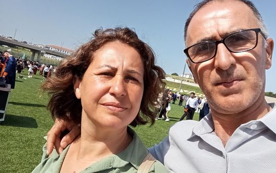 Devrilen traktörün altında kalan çifti ölüm ayırdı