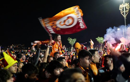 Türkiye sarı-kırmızıya boyandı: 26. şampiyonluk 81 ilde ve sınır ötesinde kutlandı