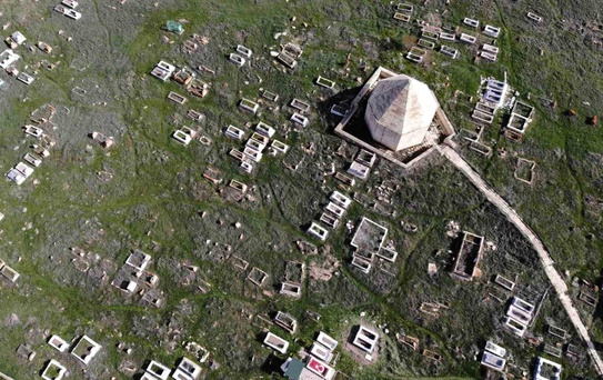 Bayburt'ta Hacı Kutlu Bey'in türbesinin bulunduğu mezarlıkta tarihi taşlar kayıp