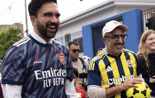 Hamdi Ulukaya Fenerbahçe forması giydi, New York sokaklarında top oynadı