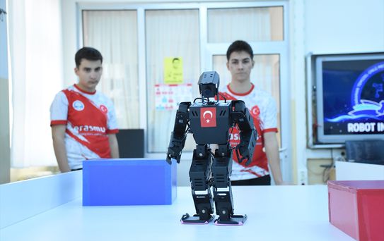 Karamanlı Öğrenciler Robot Yarışmasında Şampiyon