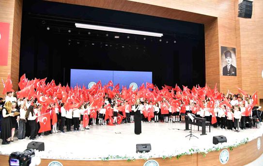 Balıkesir'de 300 çocuk tek sahnede buluştu