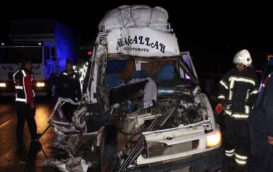 Aksaray'da Tarım İşçilerini Taşıyan Minibüs Kaza Yaptı