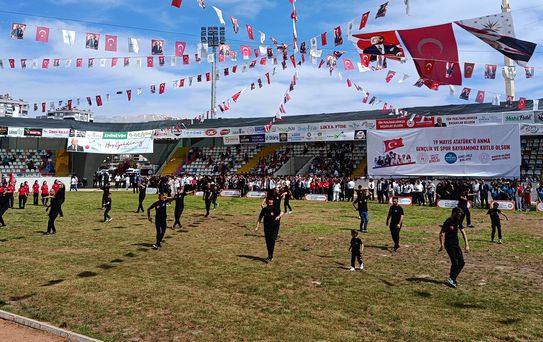 Ardenalp'in Zeybek Performansı İlgi Çekti