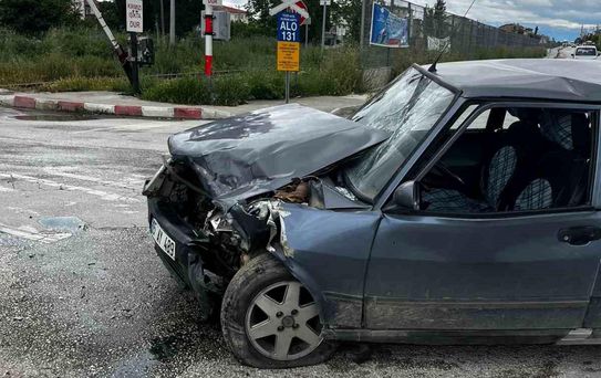 Burdur'da okul servisi ile otomobil çarpıştı: 7 yaralı