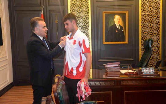 Şampiyon Sporcular Kaymakamı Ziyaret Etti
