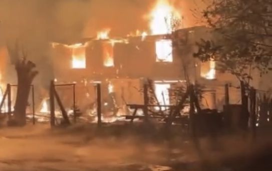 Karabük'te Gece Yangını: 2 Ev ve Ahır Sönmeye Yüz Tutmuş