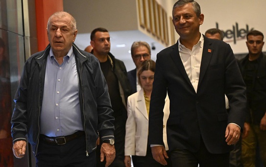 Ümit Özdağ'dan gece yarısı CHP Genel Merkezi'ne destek ziyareti: Demokrasi krizi zirveye çıktı