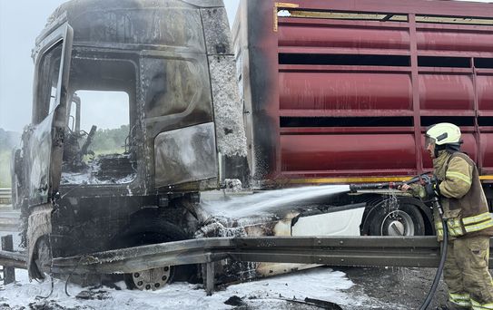 Çekmeköy'de Tır Yangını: Trafik Kontrol Altında