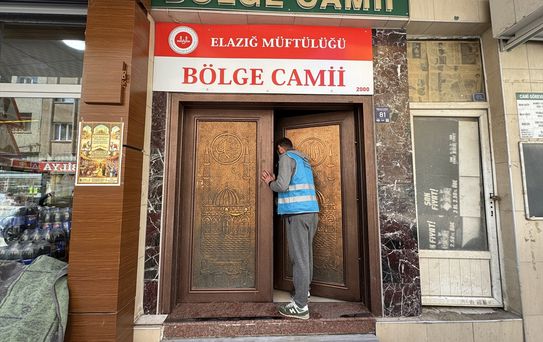 Elazığ'da yükümlüler bayram öncesi cami ve mezarlıkları temizliyor