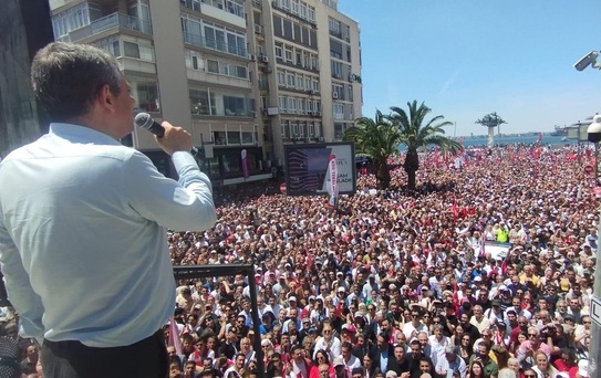 Özgür Özel gövde gösterisi yaptı! İşte olaylı İzmir mitinginden dikkat çeken kareler