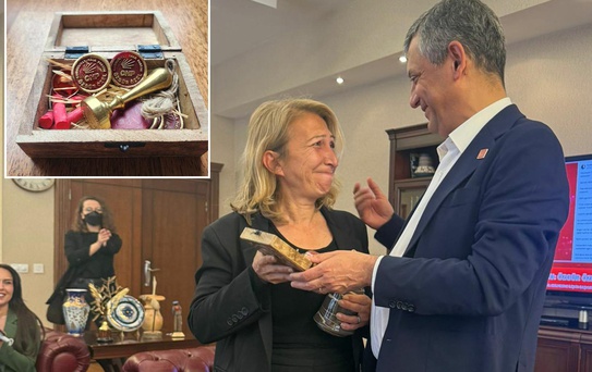 Özgür Özel, genel başkanlık mührünü Süreyya Öneş Derici'ye emanet etti