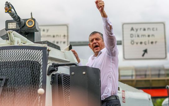 Özgür Özel'den İzmir'de gövde gösterisi! Valiliğin itirazına jet yanıt geldi