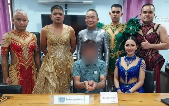 Tayland polisi operasyon için pullu kostüm giyip makyaj yaptı