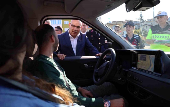 Vali Koç, vatandaşların bayramını kutladı, sürücülere çikolata ikram etti