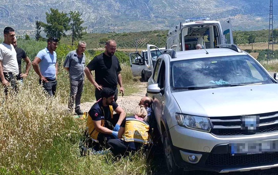 Devrilen traktörden kabin sayesinde yaralı kurtuldu