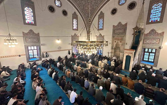 Karapınar'da bayram namazında vatandaşlar camilere akın etti