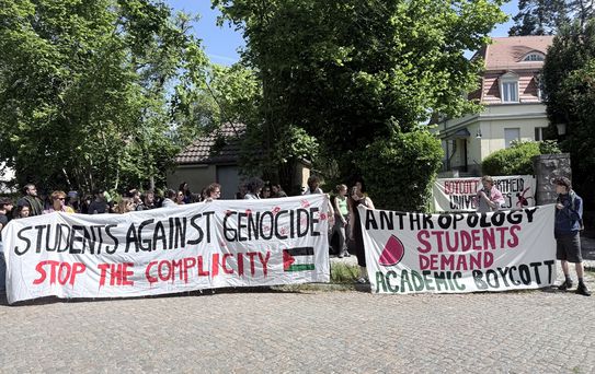 Berlin'de Filistin Destekçisi Öğrenciler Gösteri Düzenledi