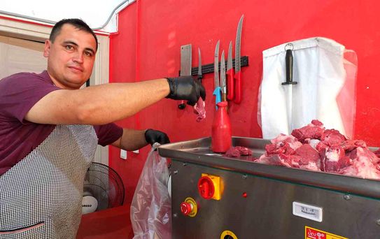 Burhaniye'de Kasaplar Bayram Mesaisine Başladı