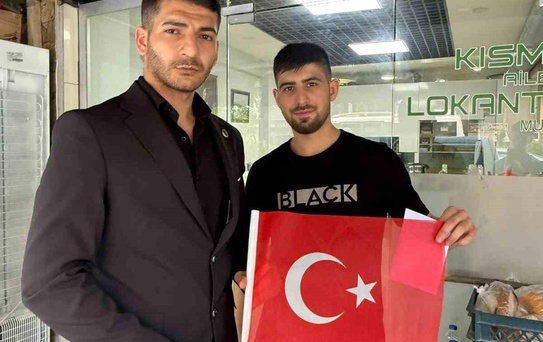 Ülkü Ocakları'ndan bayramda şehit anma ve bayrak dağıtımı