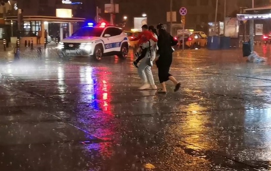 İzmir’de sağanak hayatı felç etti