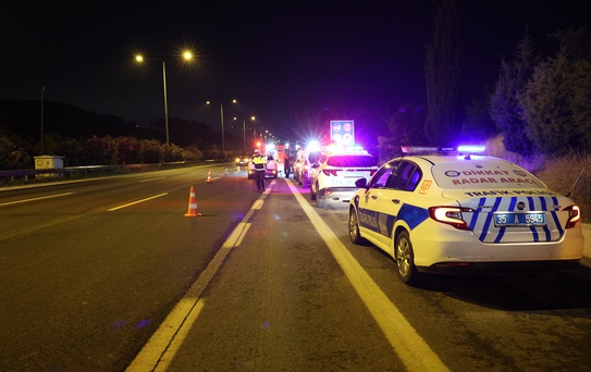 İzmir'de feci kaza: Su kanalına düşen araçta2 kişi can verdi