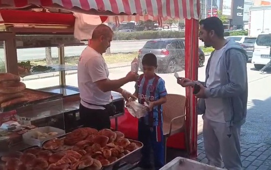 Baba, Oğluna Mini Futbol Sahası Yaptı