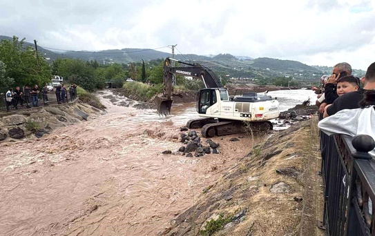 Osmaniye'de araçlar ve evler sular altında kaldı