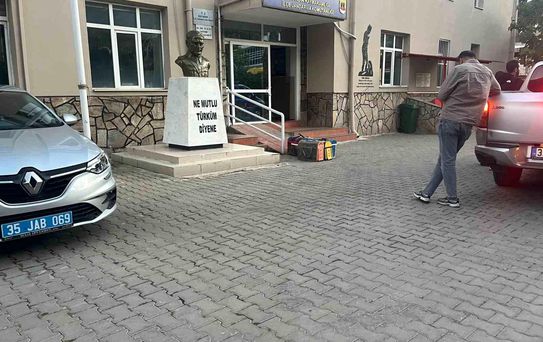 Bayındır'da yasa dışı horoz dövüşü operasyonu: 3 gözaltı