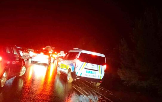 Dere taşması yolu tek şeride düşürdü