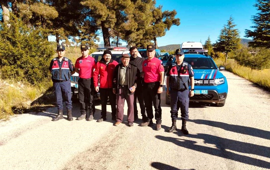 Antalya'da Alzheimer hastası yaşlı adam evinden 8 km uzaklıkta bulundu
