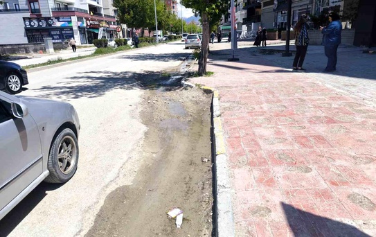 Van'ın tarihi caddesi altyapı kurbanı vatandaş ve sürücüler isyan noktasında