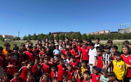 Cengiz Ünder, memleketi Balıkesir'de genç sporcularla buluştu