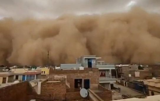 Dev toz bulutu Hindistan'da bir kenti yuttu