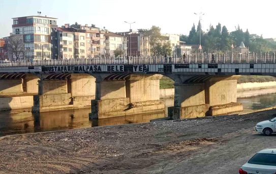 Köprüdeki dökülmüş yazı Mustafakemalpaşa'da bakımsızlığın sembolü oldu
