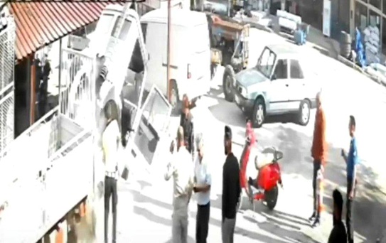 Burdur'da Kamyonette Yangın, Polis Müdahale Etti
