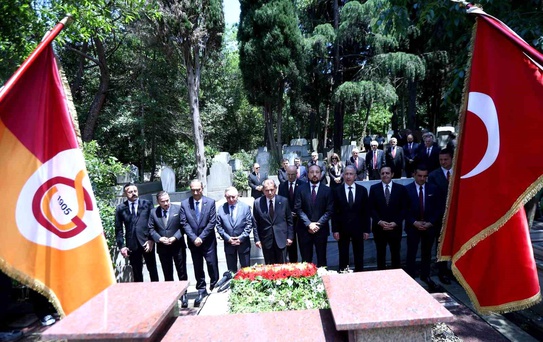Dursun Özbek, Mazbatasını Aldı ve Mezarlık Ziyareti Yaptı