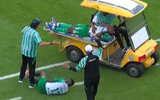 Sakatlanan oyuncuyu taşıyan ambulans, başka bir futbolcuya çarptı