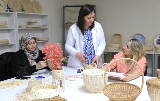Kadınlar Geleneksel Sepet Örücülüğünü Yaşatıyor