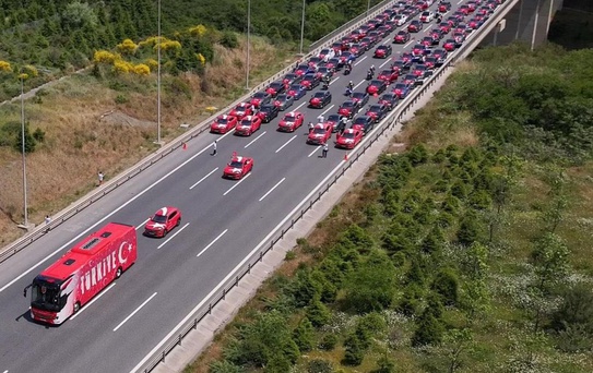 Bizim Çocuklar'ı Dünya Kupası'na uğurlayan konvoy dünya basınında