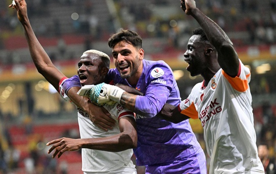Galatasaray'da sürpriz! Gidecek deniyordu, takımda kalıyor